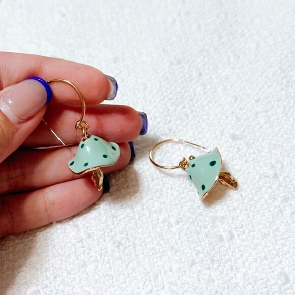 Green mushroom hoop earrings M184 - Picture 3 of 5